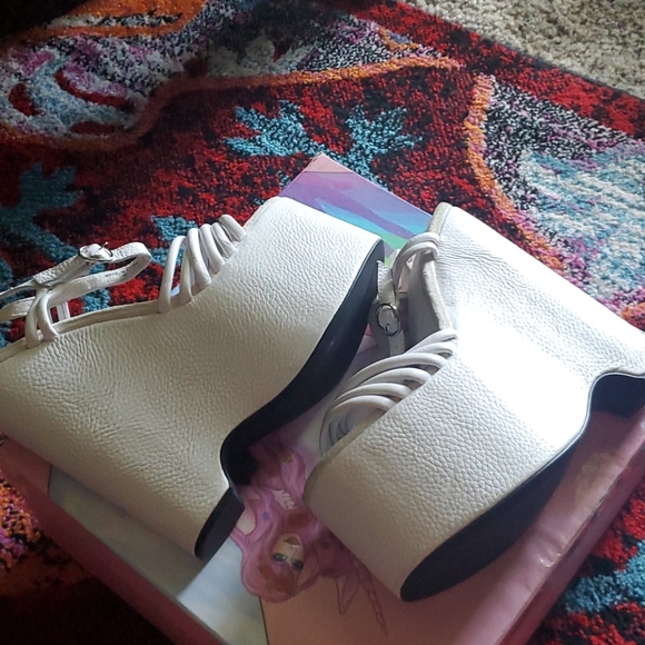 NEW Jeffrey Campbell White Platforms - Picture 5 of 8